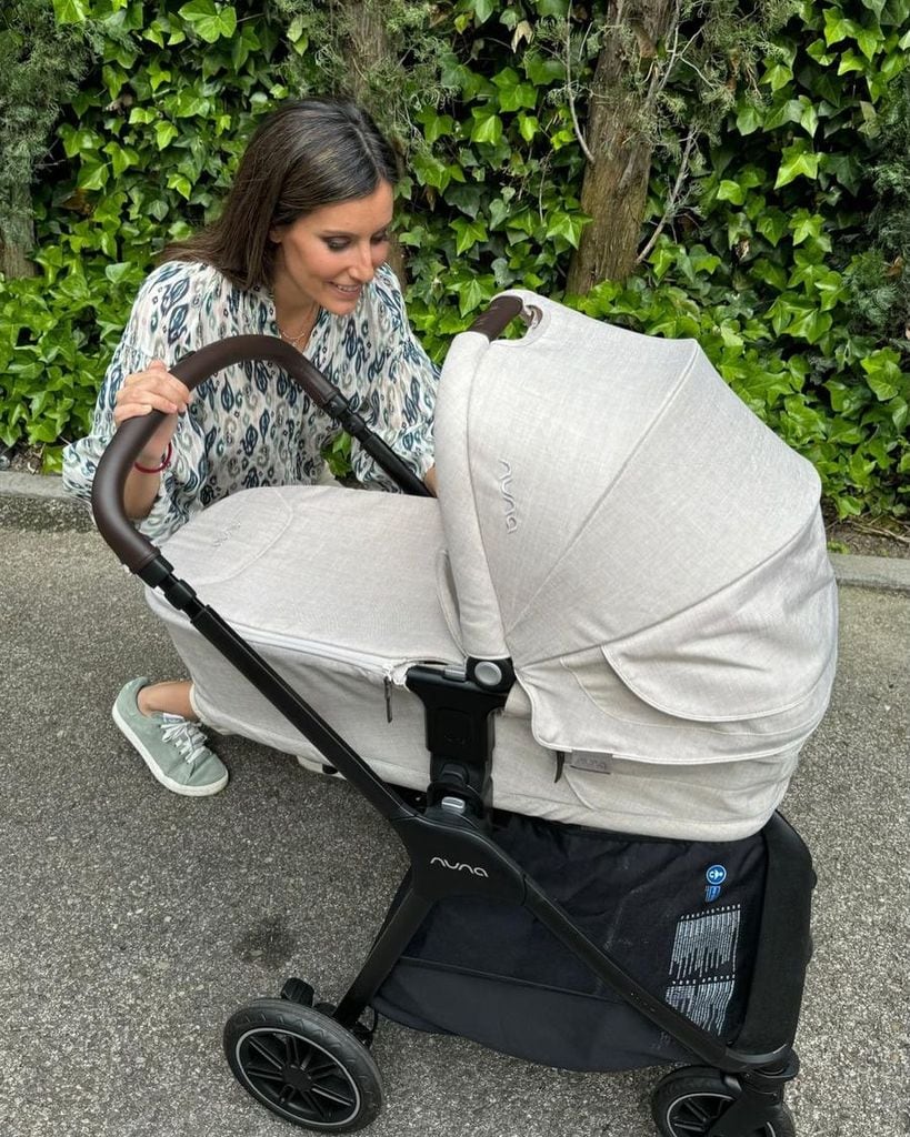 Plano medio de Ana Boyer  con su bebé en un carrito