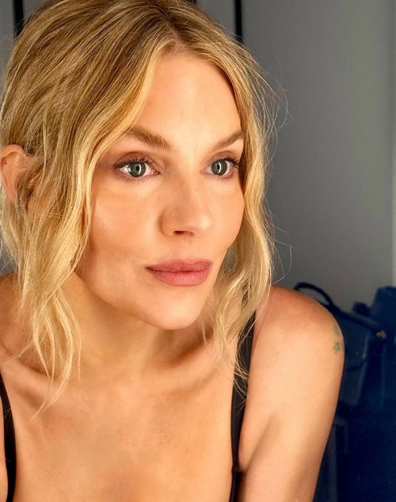 Primer plano de Sienna Miller con la piel luminosa
