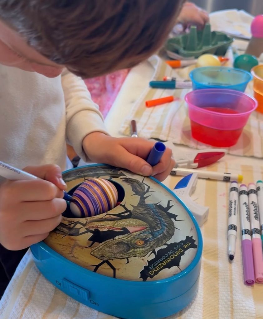 Además de la búsqueda de huevos de Pascua, los niños tuvieron la oportunidad de decorarlos.