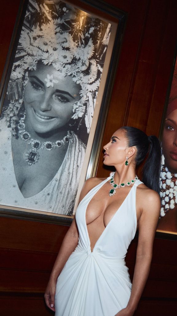 Kim Kardashian junto al retrato de Elizabeth Taylor con la misma joya.