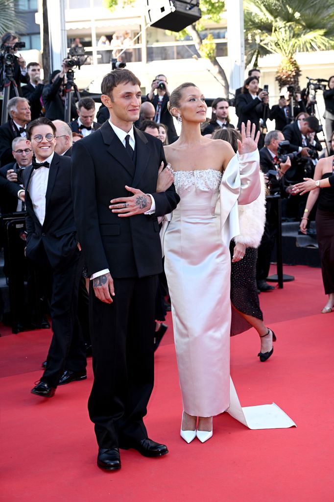 Anwar Hadid y Bella Hadid asisten al screening de "Garance" en el Festival de Cannes.
