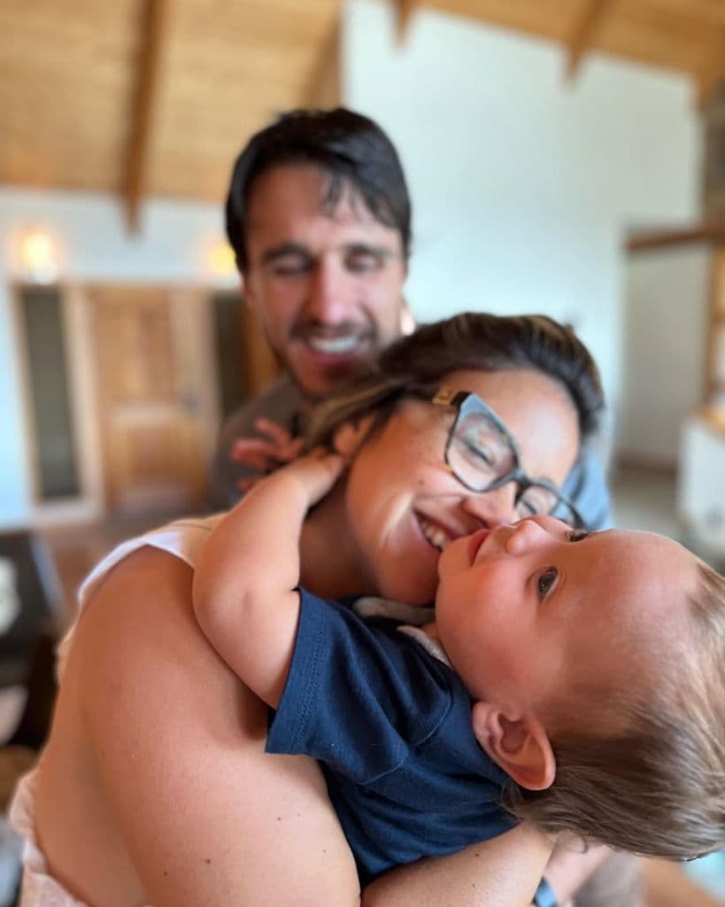 Gina Rodríguez y Joe LoCicero con su pequeño Charlie, de dos años.