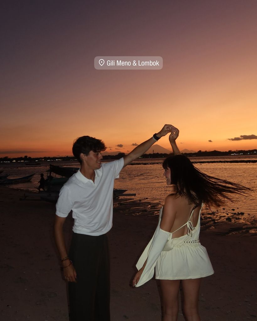 Dani y Juan disfrutando de un romántico atardecer