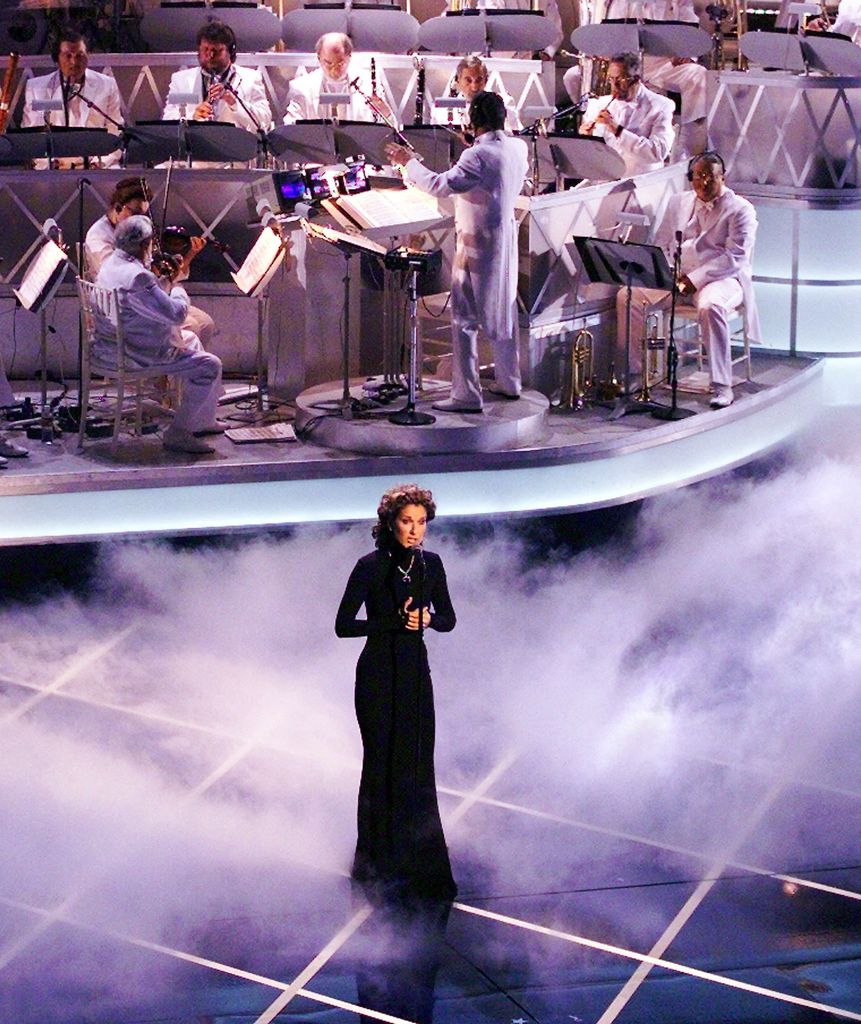 En 1998, Dion interpretó "My Heart Will Go On" en los premios Oscar.