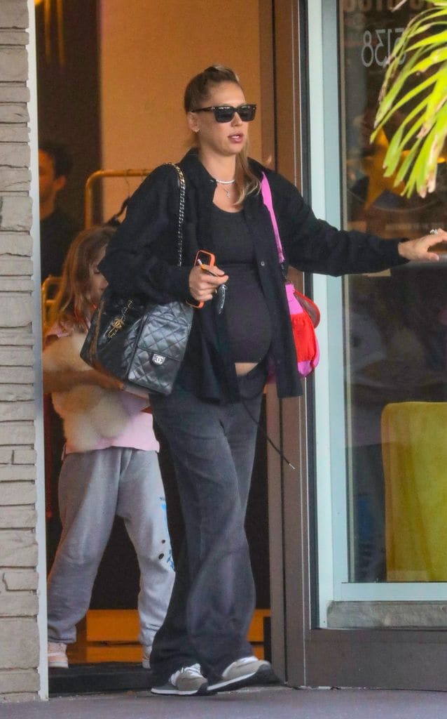 Anna Kournikova muestra su avanzado embarazo mientras sale de compras con su hija Lucy.