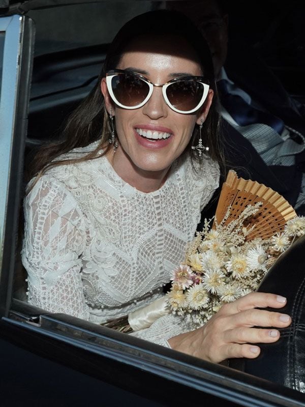 Ana Galocha con vestido de novia y gafas de sol