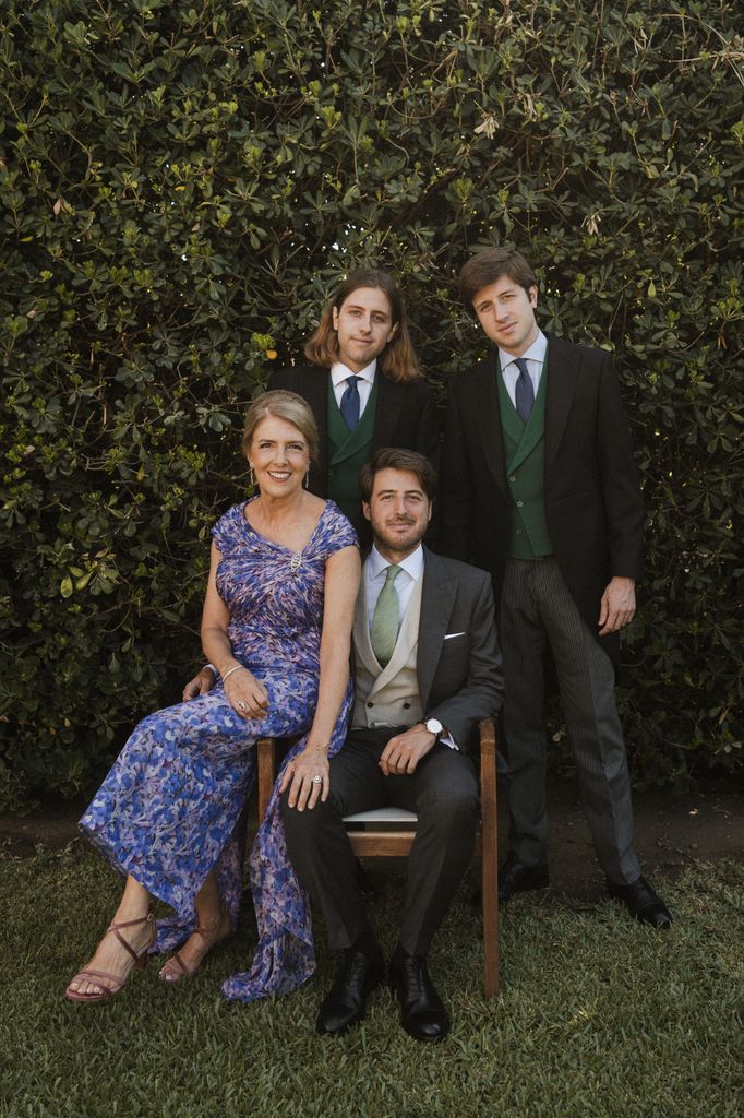 Madrina de boda elegante con look estampado boda Marbella