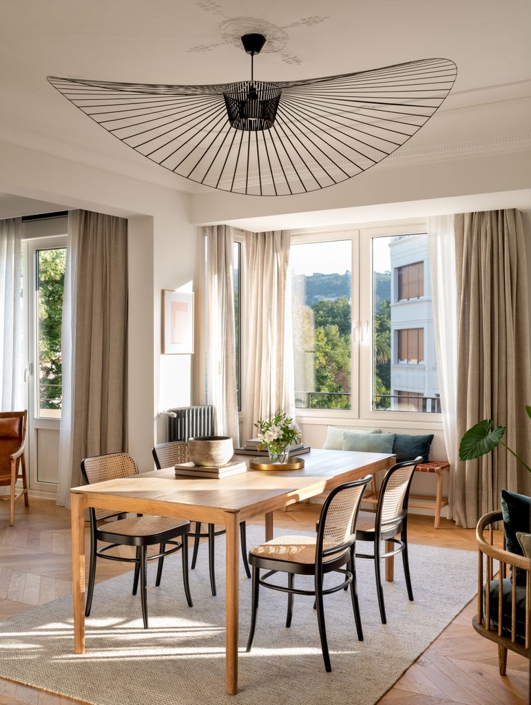 Comedor de estética cálida y moderna