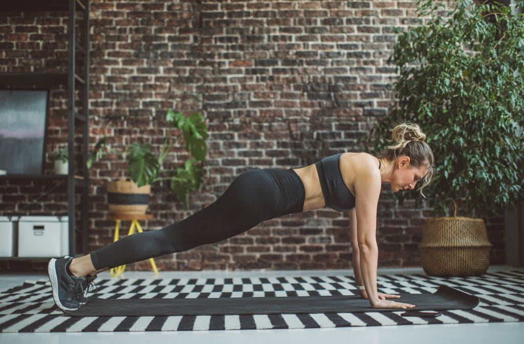 mujer haciendo entrenamiento de fuerza en casa