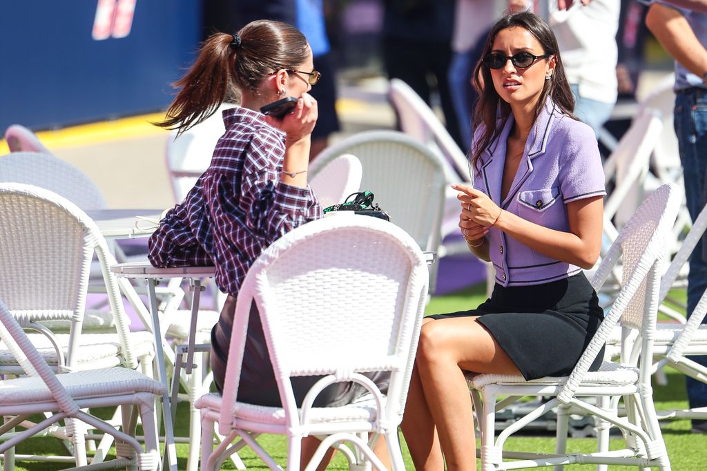 La novia de Carlos Sainz Jr, junto a la esposa de Charles Leclerc