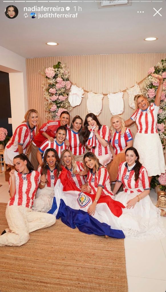 Nadia Ferreira con sus amigos y seres queridos en su último baby shower.