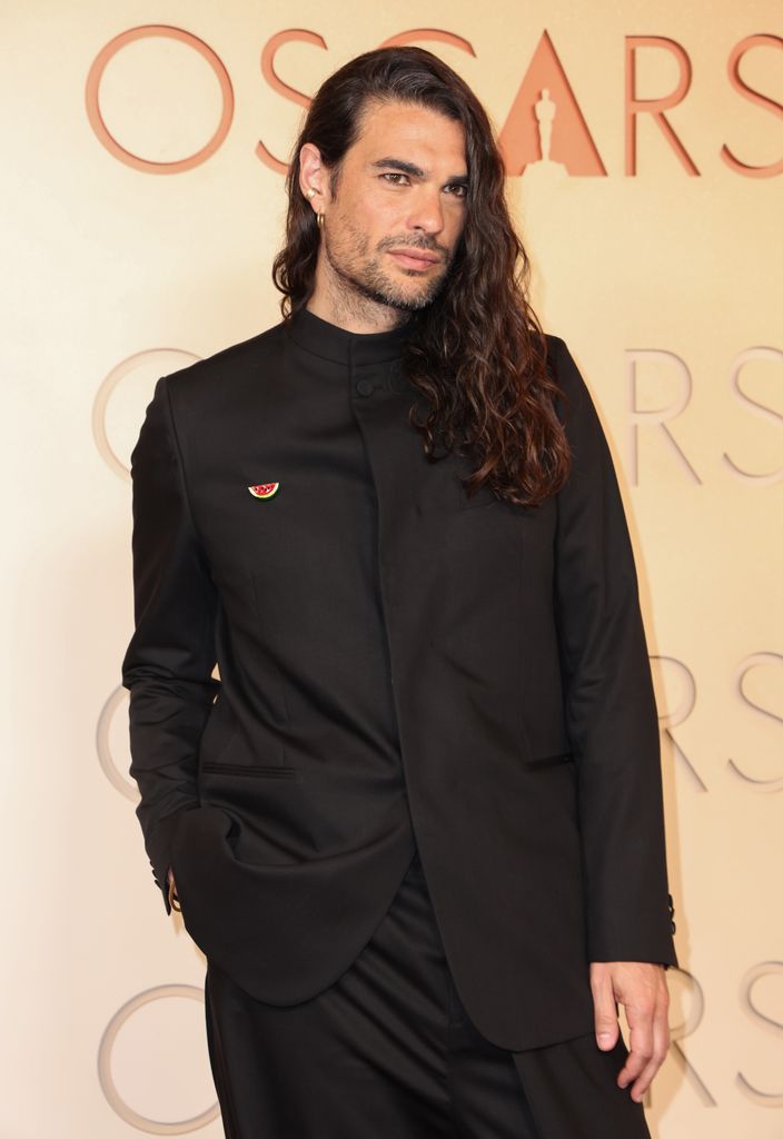 El director español Oliver Laxe en la alfombra roja de los premios Oscar 2026, vestido de Adolfo Domínguez. 