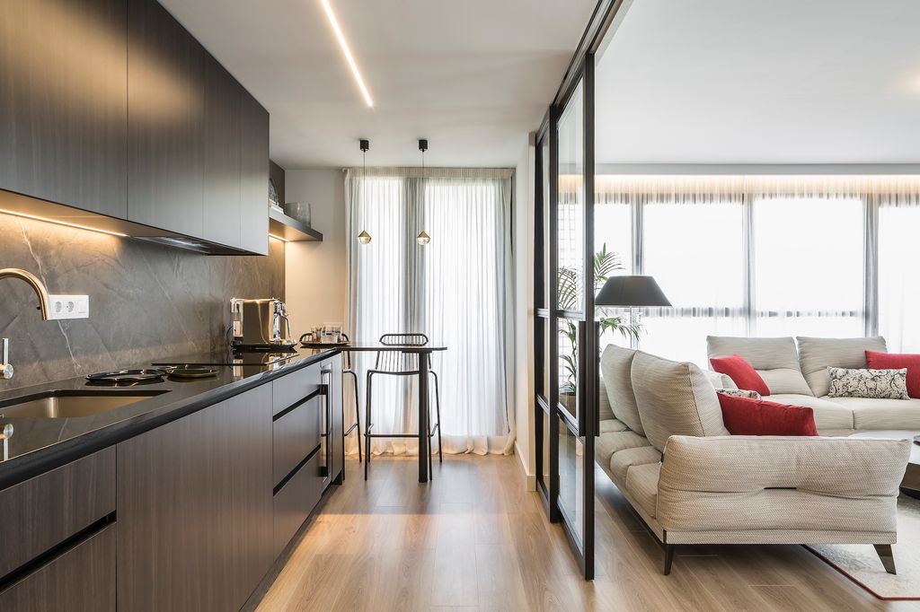 Cocina separada del salón con cerramiento de cristal. 