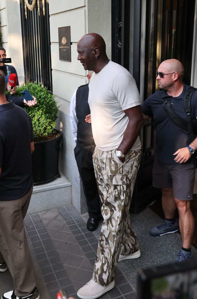 Michael Jordan ha apostado por un estilismo cómo y relejado, siguiendo la línea del concierto