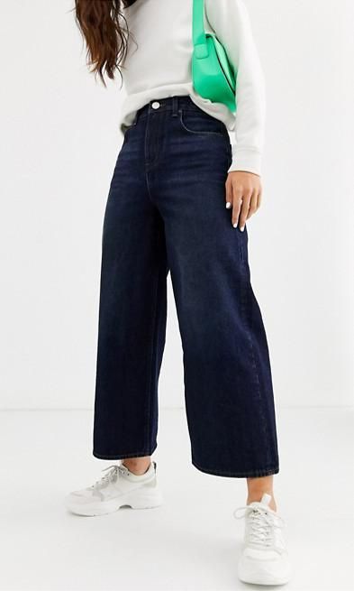 modelo con jeans acampanados de asos