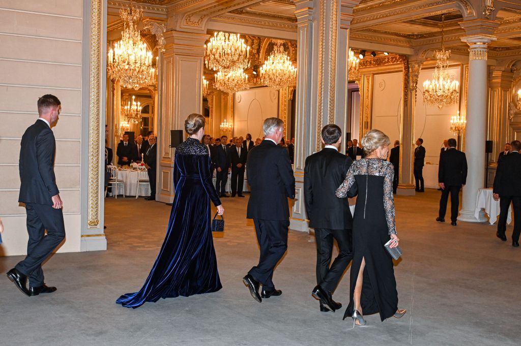 Rey Felipe de Bélgica, Matilde de Bélgica, Emmanuel Macron, Brigitte Macron en una cena de gala en el Palacio del Elíseo el 14 de octubre de 2024