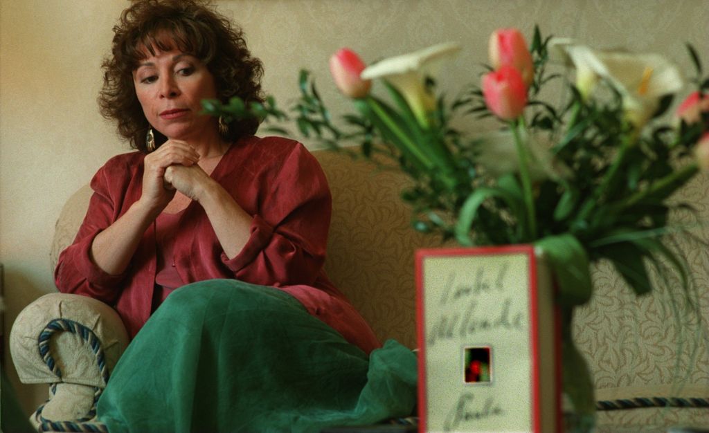 Isabel Allende junto a una copia de su novela 'Paula', inspirada en la tragedia más dolorosa de su vida, la muerte de su hija a los 28 años