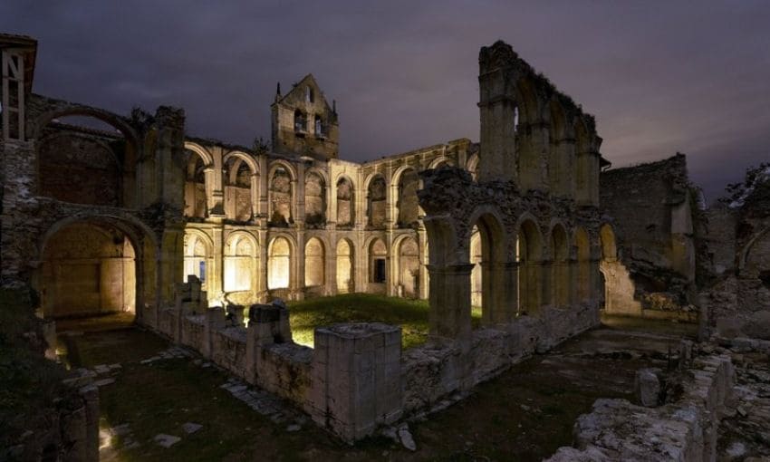 Claustro de los Monjes con dos pisos de arquerías.