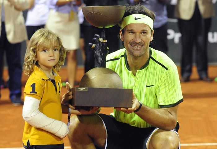Carlos Moyá celebró con su hijo Carlos, que llevaba un brazo vendado, el trofeo que se llevó en este torneo de veteranos
