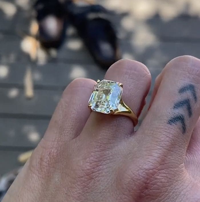 Tallulah Willis y su anillo de compromiso