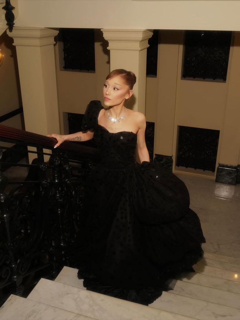 Ariana Grande impacta en Londres con un vestidazo de 1952 para la premier de Wicked