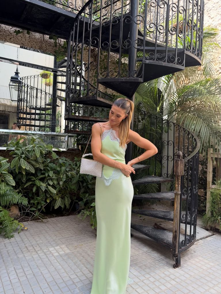 Vero Kelleher, un vestido pistacho con aire setentero para una boda en Mérida