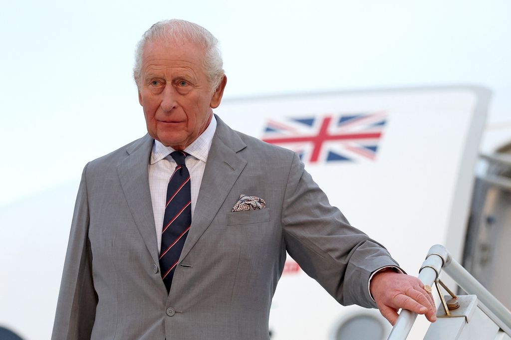Carlos III aterrizando en el aeropuerto internacional de Bermudas