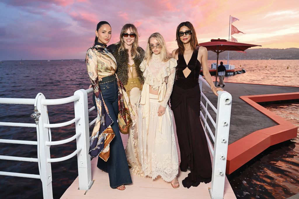 Eiza Gonzalez, Suki Waterhouse, Maddi Waterhouse y Christine Centenera, todas con una estética 'boho chic' contemporánea.