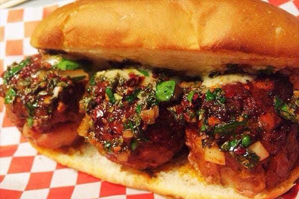 Albóndigas con chimichurri en 'Bolero Meatballs', donde hasta la salsa chimichurri es casera, al igual, por supuesto, que sus famosas albóndigas.
