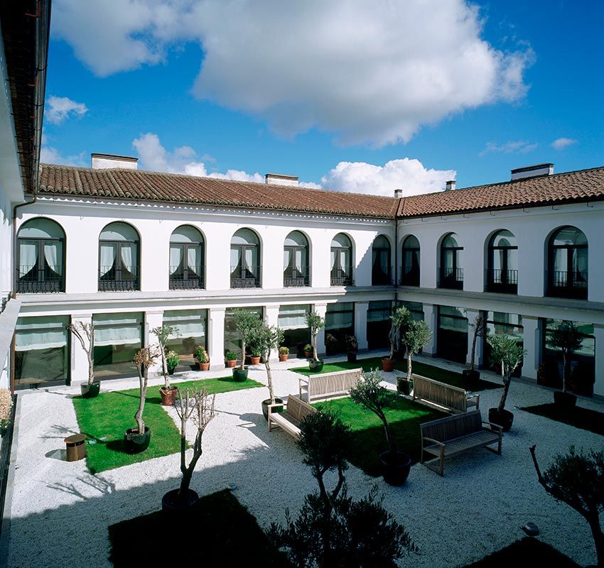 Patio del Parador de Trujillo para alojarte en uno de los pueblos más bonitos de España