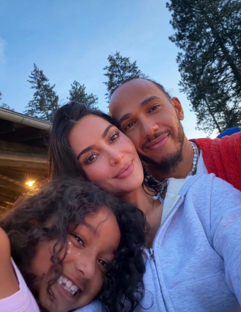 Kim Kardashian compartió esta selfie junto a su hija Chicago y Lewis Hamilton.