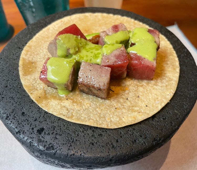 Taco de atún con emulsión de chile jalapeño