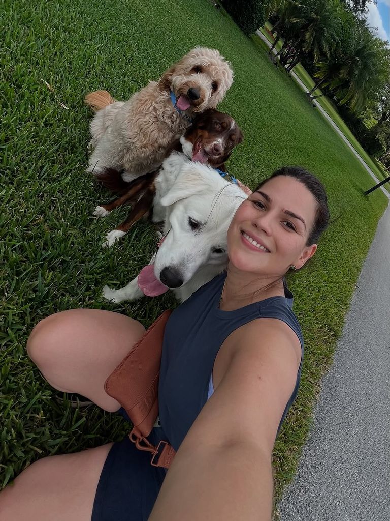 Karina Banda con sus amadas mascotas.
