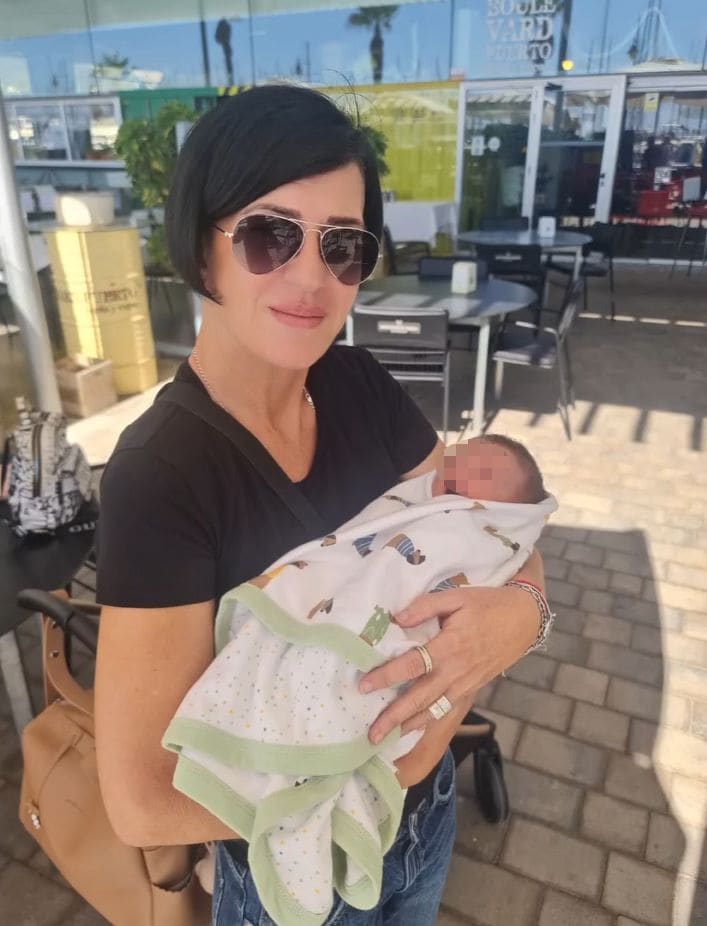 Noah Soriano con el sobrino recién nacido de Raquel Morillas