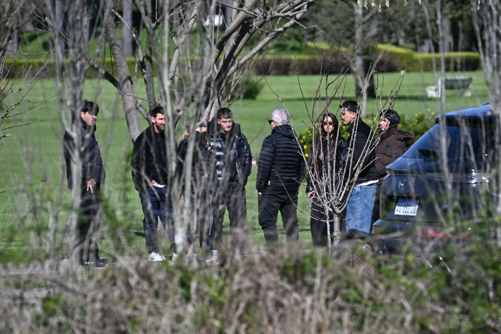 Lionel Messi se reunió con sus familiares en el cementerio para dar el último adiós a su padre