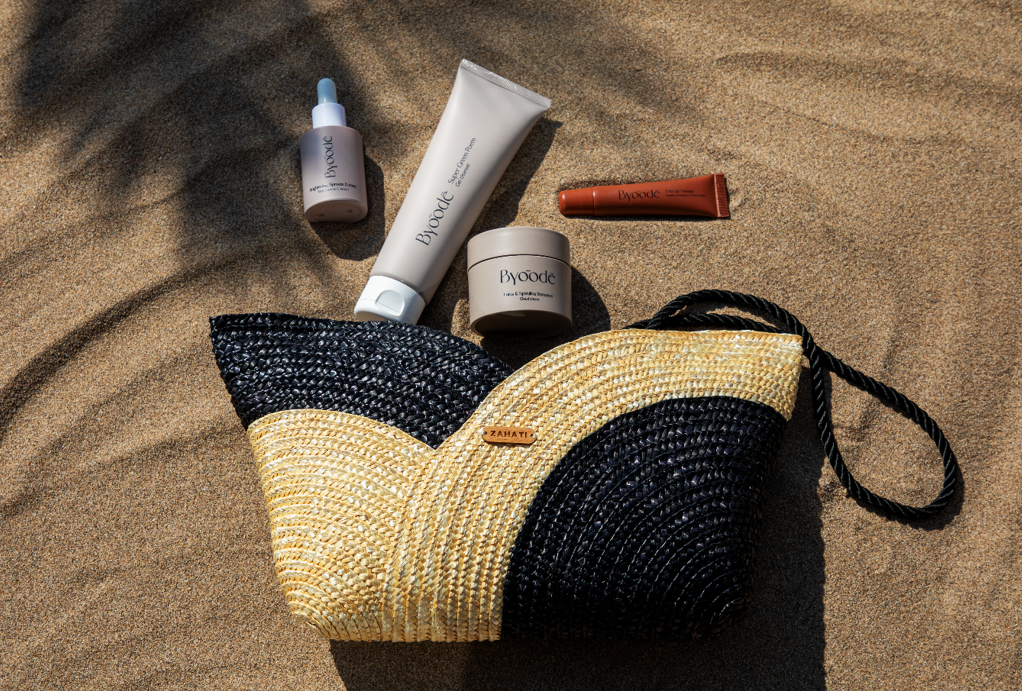Mediterranean Vibes Collection, el set limitado de Zahati X Byoode (150 euros). Una edición limitada que incluye la cartera pétalo mediana ying yang de Zahati, una pieza artesanal de fibras naturales trenzadas; y el ritual veraniego ideal en forma del limpiador en gel Super Green Poem, la crema hidratante Lotus & Spirulina Romance, sérum antioxidante y el bálsamo de labios con tratamiento y toque de color, Chia Lip Therapy.
