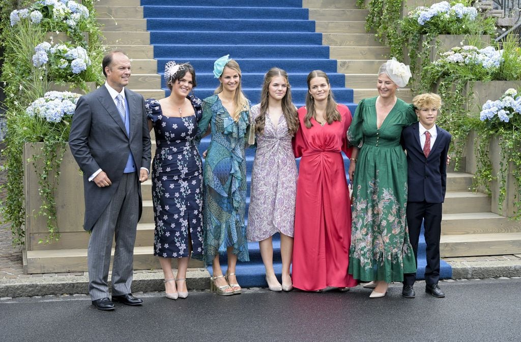 Tatiana de Liechtenstein con su marido y cinco de sus siete hijos, en la boda Maria Carolina de Liechtenstein y Leopoldo Maduro Vollmer en la catedral de Vaduz, Liechtenstein, el 30 de agosto de 2025