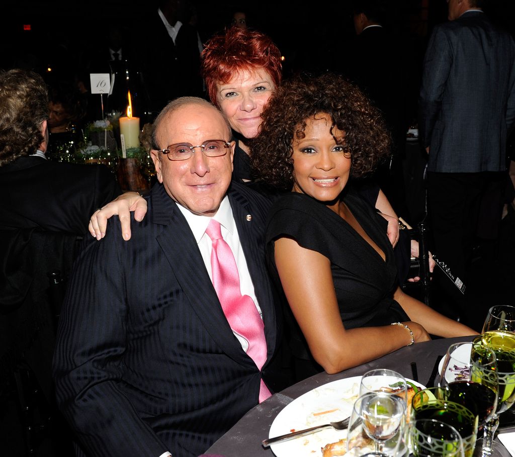 Clive Davis con Leigh Blake y Whitney Houston