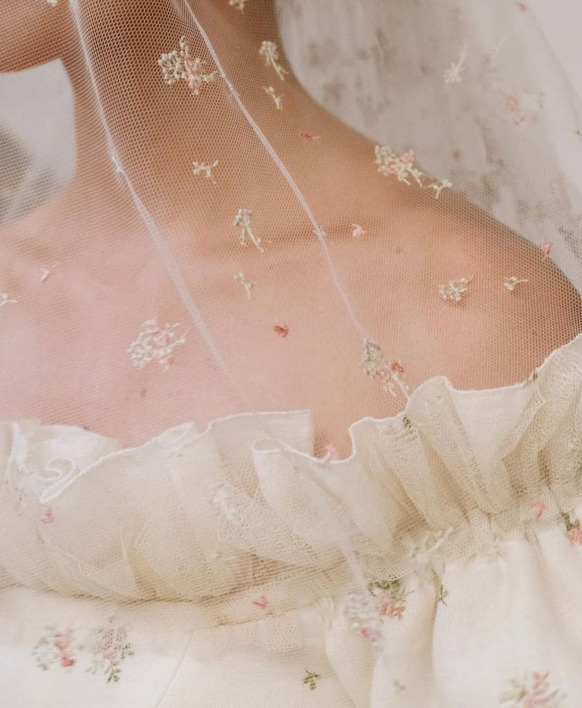 Vestido de novia con flores bordadas de Alejandra Valero
