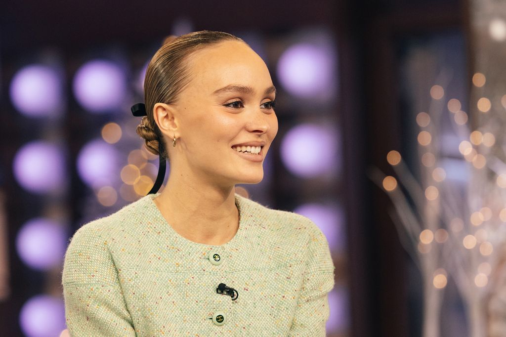 Lily-Rose Depp apuesta por decorar un peinado tipo 'slicked back' con un listón satinado