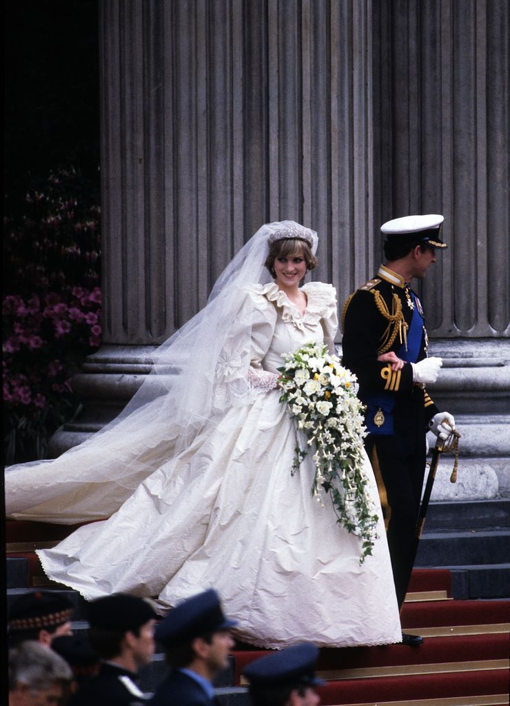Diana de Gales y el príncipe Carlos en su boda
