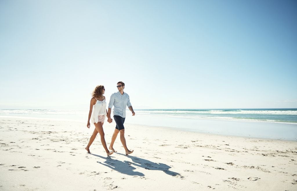 Pareja caminando por la playa