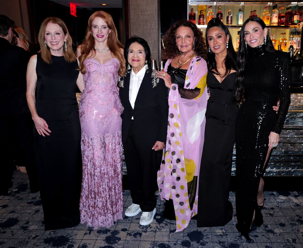 Julianne Moore, Jessica Chastain, Dolores Huerta, Diane von Furstenberg, Salma Hayek y Demi Moore en la gala de la Fundación Kering en Nueva York en septiembre de 2025.