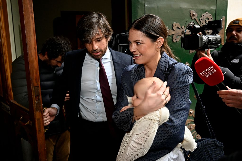 Isabelle con su hija en brazos
