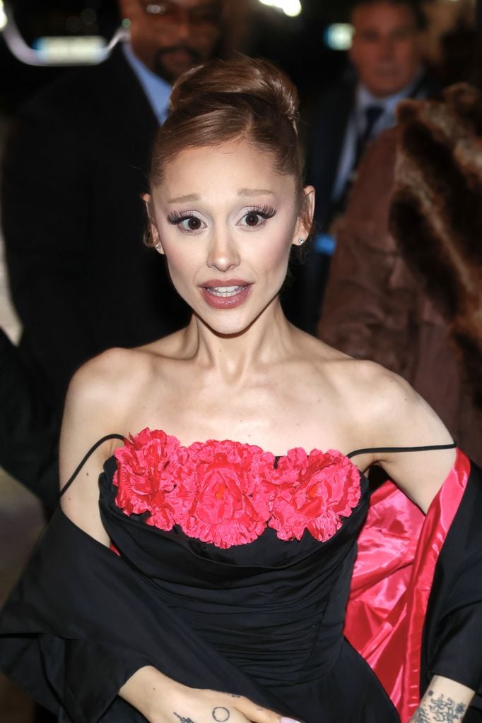 Ariana Grande vuelve a su pelo castaño.