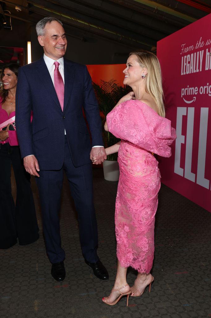 Reese Witherspoon junto a su novio, Oliver Haarman, en la premiere de 'Elle'