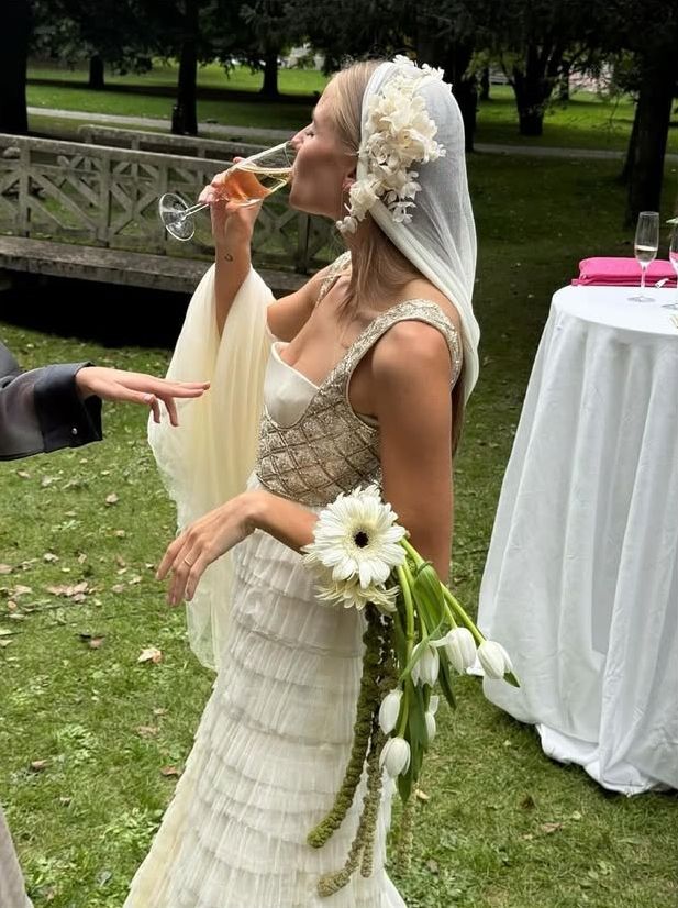 Novia de Teresa Helbig con velo Julieta con flores
