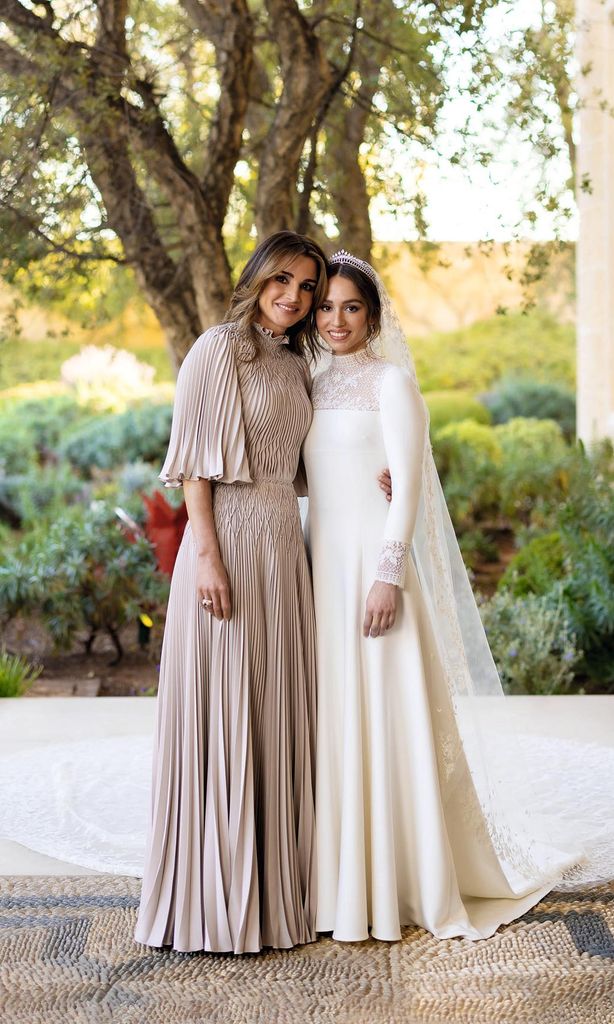 Rania de Jordania junto a su hija Iman el día de su boda