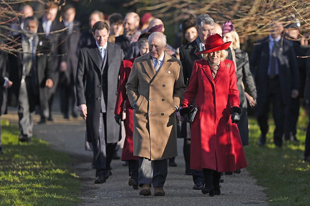 Los reyes Carlos y Camilla encabezan la comitiva real en Sandringham