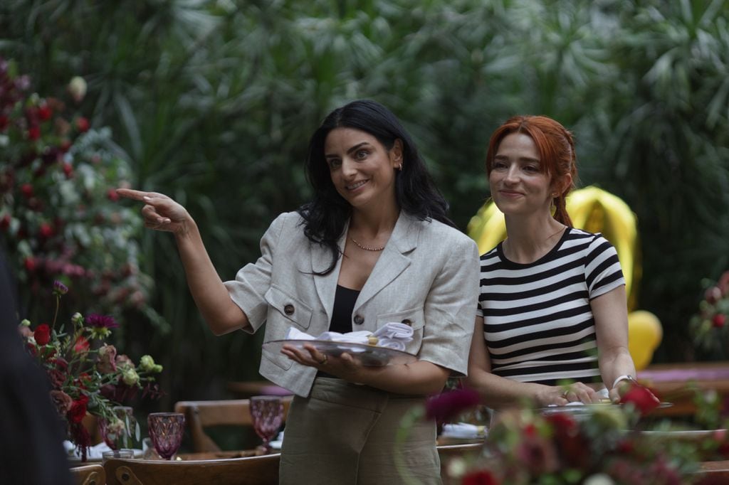 Aislinn Derbez y Marianna Burelli en la serie 'Entre Paredes', de Disney+.